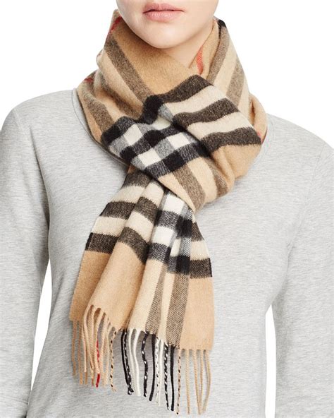 differencec between giant icon burberry scarf versus the classic icon|are burberry scarves worth it.